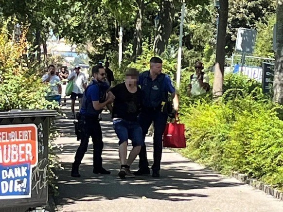 Deux policiers arrêtent Raphael M. sur l'Unterer Rheinweg à Bâle.