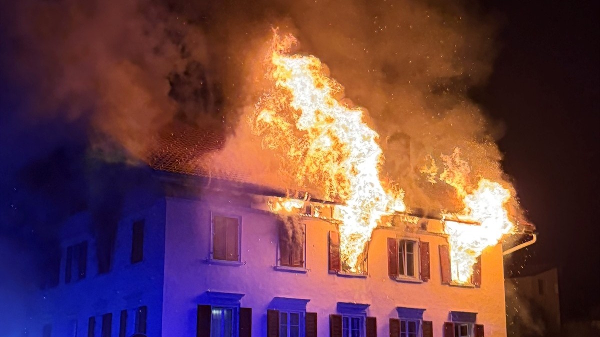 Violent incendie à Thusis: cinq personnes portées disparues