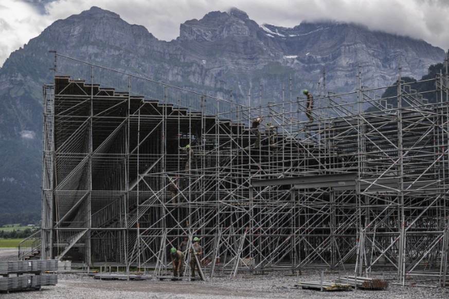 300 000 pièces individuelles sont nécessaires à la construction des tribunes.