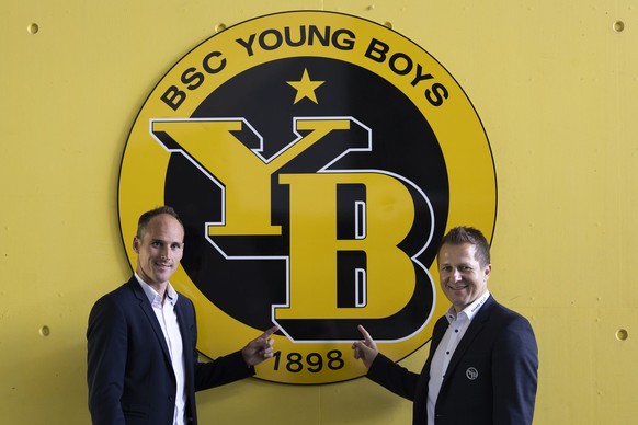 Steve von Bergen, neuer Sportchef bei YB, links, posiert neben Christoph Spycher, neuer VR-Delegierter Sport YB, am Rande einer Medienkonferenz, am Mittwoch, 25. Mai 2022 im Stadion Wankdorf in Bern.  ...