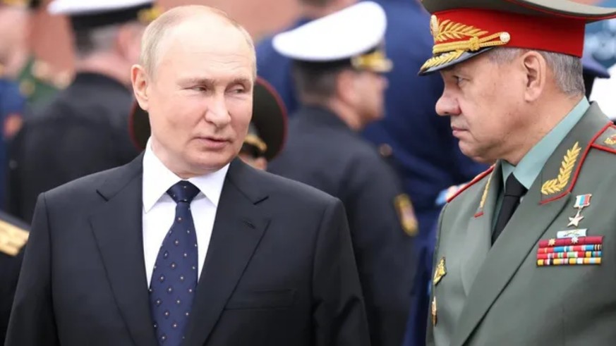 Wladimir Putin und Verteidigungsminister Sergei Schoigu: Offenbar sucht der russische Präsident in ganz Russland nach Verstärkung für das Militär.