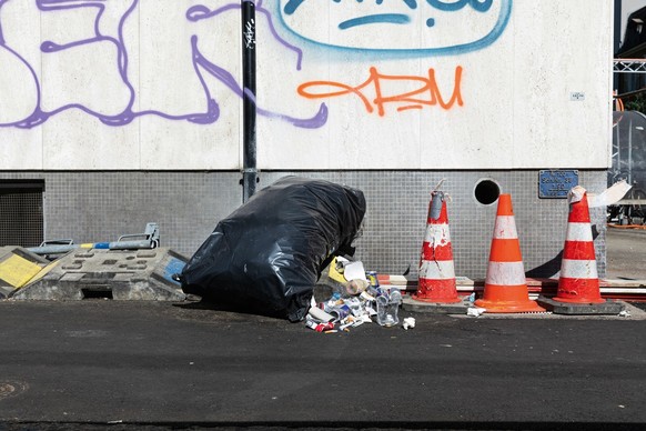 SWISS PRESS PHOTO 23 - 1. PREIS KATEGORIE SCHWEIZER GESCHICHTEN: ELENI KOUGIONIS - Auf Streife mit Abfalldetektiven � Abfall entsorgen kostet. Deshalb wird ein Teil des Muells illegal deponiert, wie h ...