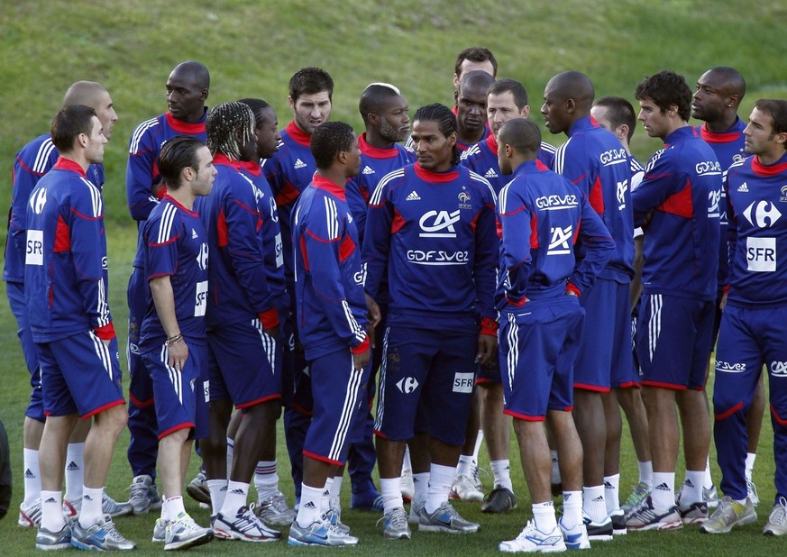 France soccer players talk prior a canceled training session in Knysna, South Africa, Sunday, June 20, 2010 . France&#039;s World Cup team refused to train in protest against Nicolas Anelka&#039;s exp ...