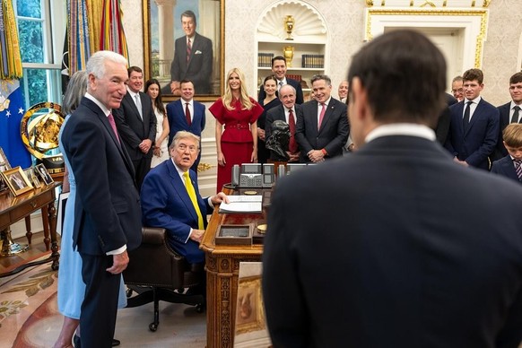 Ivanka (en rouge) s'est également rendue plusieurs fois dans le Bureau ovale. Ici, en juin.
