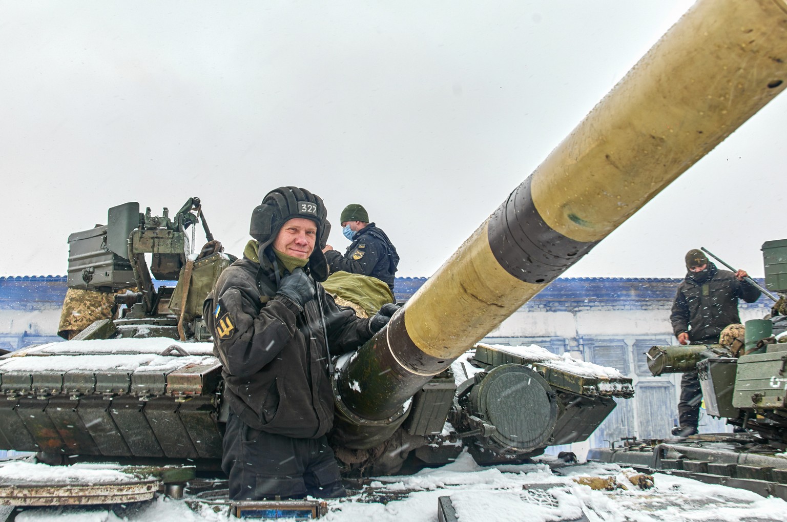 epaselect epa09720722 The 92nd separate mechanized brigade of Ukrainian Armed Forces tanks prepare to take part in a drill near Klugino-Bashkirivka village not far from Eastern Ukrainian city of Khark ...