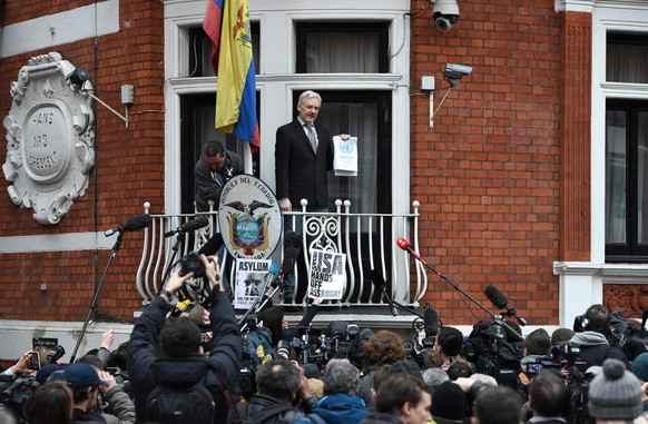 epa05144912 WikiLeaks founder Julian Assange (C) speaks to the media from a balcony of the Ecuadorian Embassy in London, Britain, 05 February 2016. Assange hailed a UN panel&#039;s finding that he is  ...