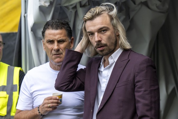 Sions Sportchef Barthelemy Constantin, rechts, und Cheftrainer Didier Tholot im Fussball Meisterschaftsspiel der Super League zwischen den Berner Young Boys und dem FC Sion, am Sonntag, 21. Juli 2024, ...