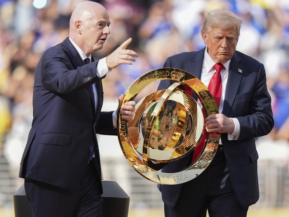 Gianni Infantino et Donald Trump avaient remis conjointement le trophée de la Coupe du monde des clubs l'été dernier, ils feront de même avec la Coupe du monde lors de la finale