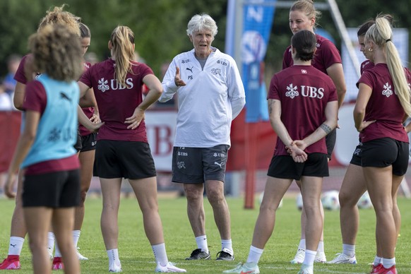 Die Schweizer Fussballerinnen mit der Trainerin Pia Sundhage, mitte, anlaesslich eines oeffentlichen Trainings der Schweizer Frauen Fussball Nationalmannschaft vor dem Start der 2. EM-Vorbereitungswoc ...