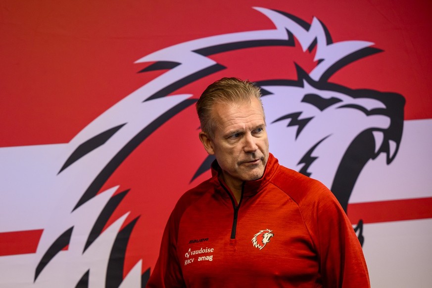 Geoff Ward, le nouvel entraineur du Lausanne Hockey Club arrive lors d&#039;une conference de presse le jeudi 10 novembre 2022 a Lausanne. (KEYSTONE/Jean-Christophe Bott)