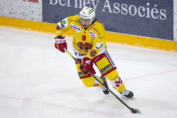 Biel&#039;s defender Noah Delemont controls the puck, during a National League regular season game of the Swiss Championship between Geneve-Servette HC and EHC Biel-Bienne, at the ice stadium Les Vern ...