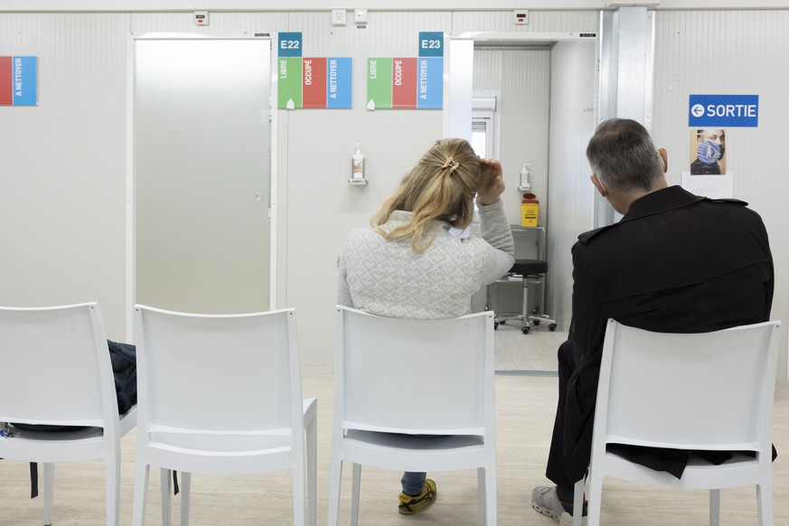 epa10234367 People wait to receive their dose of the new Moderna Spikevax mRNA COVID-19 vaccine at the centre of the Geneva University Hospitals (HUG), that opened for the public to get the forth boos ...