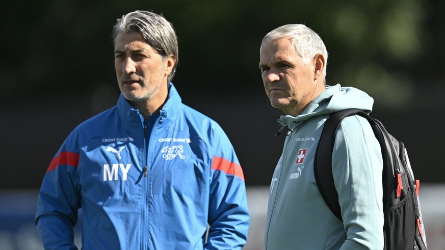 Direktor Pierluigi Tami, rechts, und Cheftrainer Murat Yakin, im Training der Schweizer Fussball Nationalmannschaft, am Dienstag, 20. September 2022, in Bad Ragaz. Die Nationalmannschaft ist vor Ort i ...