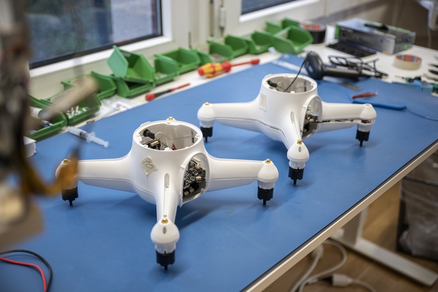 STALLIKON, 03.12.2025 - In Stallikon ZH werden die Drohnen hergestellt. Blick in die Werkstatt. Sunflower Labs in Stallikon stellt Drohen für die Überwachung von Gebäuden und Grundstücken her. Pho ...