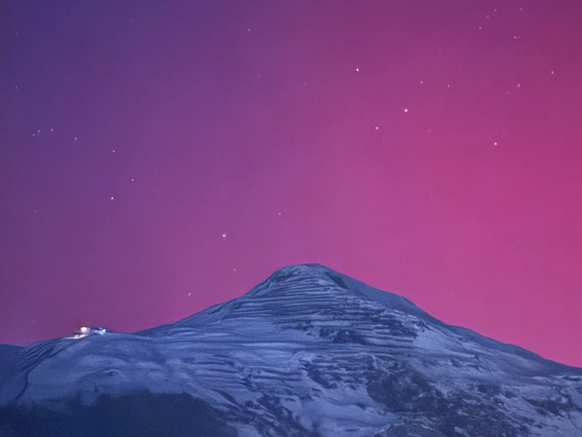 Le ciel nocturne de Davos, avec le téléphérique Parsennbahn sur la gauche.