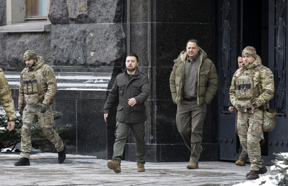 epa11096197 Ukrainian President Volodymyr Zelensky (C-L) and Andriy Yermak (C-R), head of the Ukrainian President&#039;s Office, walk prior to the meeting with the Polish prime minister (not pictured) ...