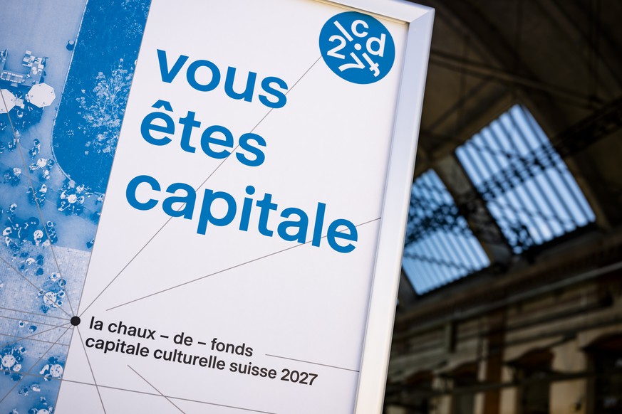 Une vue du logo de La Chaux-de-Fonds Capitale culturelle lors d'une conference de presse de La Chaux-de-Fonds Capitale culturelle sur sa programmation detaillee le mardi 22 septembre 2026 aux anc ...