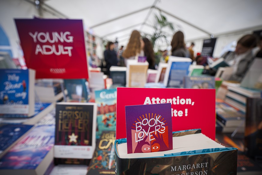 Des visiteurs percourent les rayons de livres lors du festival litteraire &quot;Booklovers&quot; pour jeunes adultes ce samedi 1 juin 2024 au pole museal Plateforme 10 a Lausanne. (KEYSTONE/Valentin F ...