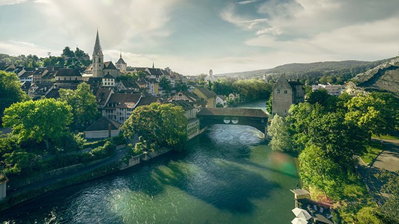 La Limmat s'écoule tranquillement à travers Baden.