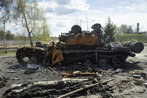 A destroyed tank stands on the Hostomel airfield near Kiev, Ukraine, which was destroyed by Russian invaders, Wednesday, April 27, 2022. (KEYSTONE/Peter Klaunzer)