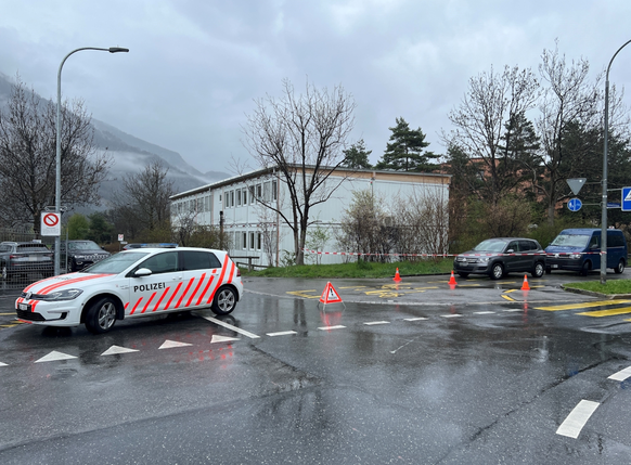 Une voiture de police devant l&#039;école dans les Grisons.