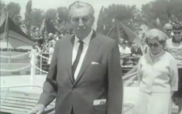 Walt Disney déambule parmi les visiteurs de l'Exposition nationale.