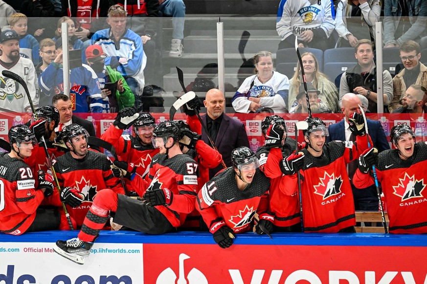 epa10661076 Players of team Canada celebrate winning the gold medal game between Canada and Germany at the IIHF Ice Hockey World Championship 2023 in Tampere, Finland, 28 May 2023. EPA/KIMMO BRANDT