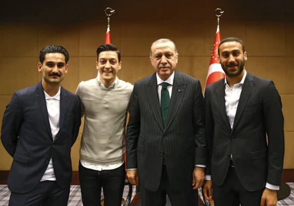 La photo controversée avec Erdogan à Londres: Gündogan, Özil, Erdogan et Cenk Tosun, qui jouait alors pour Everton (de gauche à droite).