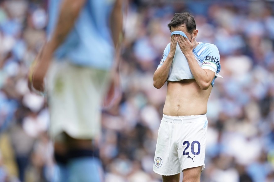 Manchester City&#039;s Bernardo Silva wipes his face during the Premier League soccer match between Manchester City and Tottenham in Manchester, England, Saturday, Aug. 23, 2025. (AP Photo/Dave Thomps ...