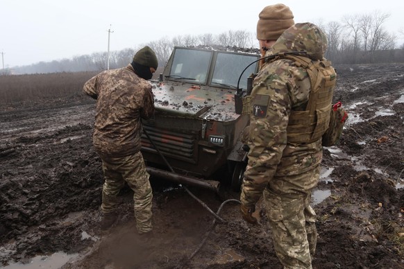 Un blindé ukrainien bloqué dans la boue dans la région de Donetsk.