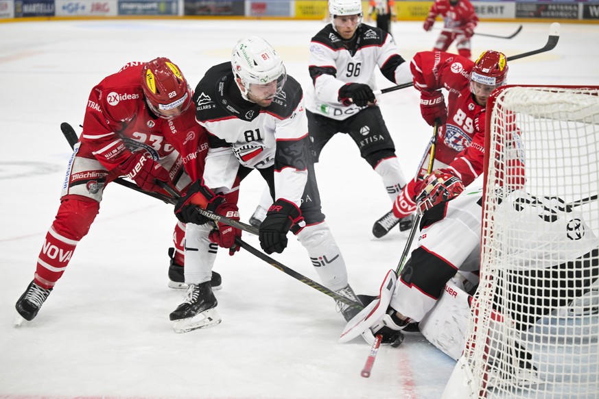 Nico Duenner (SCRJ), Inaki Baragano (LHC), Drake Caggiula (LHC), Dominic Lammer (SCRJ) und Torhueter Kevin Pasche (LHC), von links, im Eishockeyspiel der National League zwischen den Rapperswil-Jona L ...