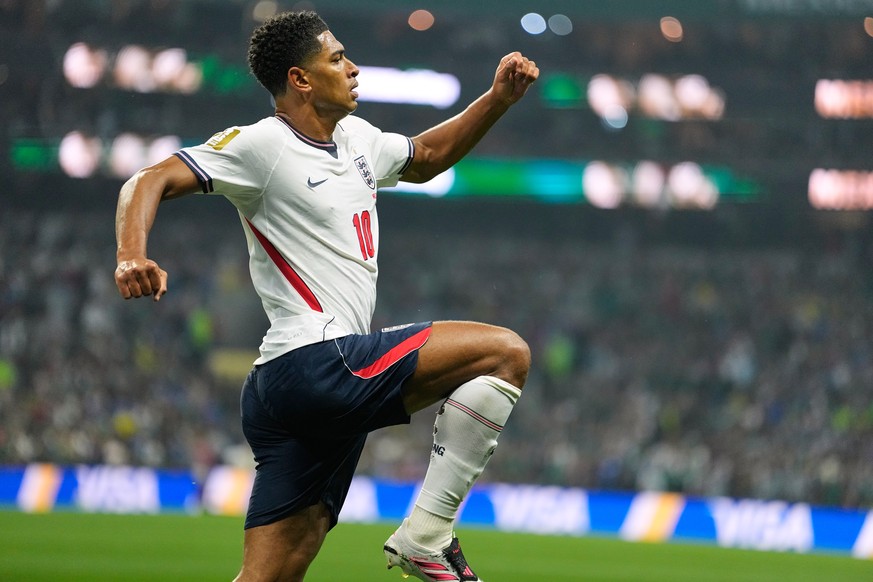 England's Jude Bellingham (10) celebrates after scoring his team's first goal during the World Cup round of 16 soccer match between Mexico and England in Mexico City, Sunday, July 5, 2026. ( ...