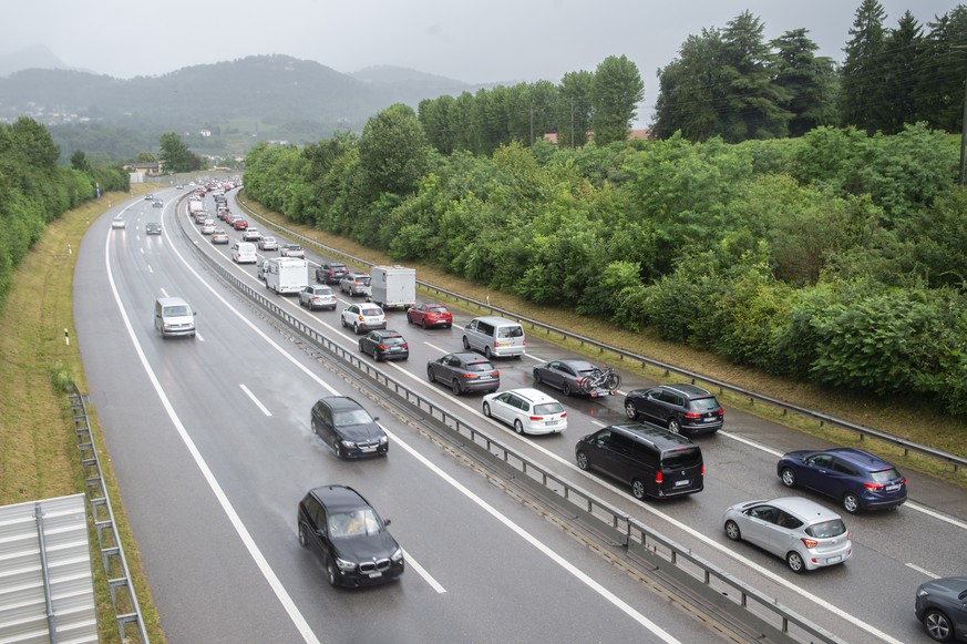 Cars jam between Coldrerio and Mendrisio heading north on the A2 motorway in Mendrisio on Sunday, 7 July 2024. Heavy rainfall led to a temporary closure of the A2 motorway between Mendrisio and Bisson ...
