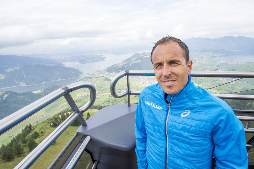 Marathonlaeufer Viktor Roethlin, welcher vor wenigen Tagen seine Karriere beendete, informiert ueber naechstes Projekt, auf dem Stanserhorn, Kanton Nidwalden, am Mittwoch, 20. August 2014. Beim &quot; ...