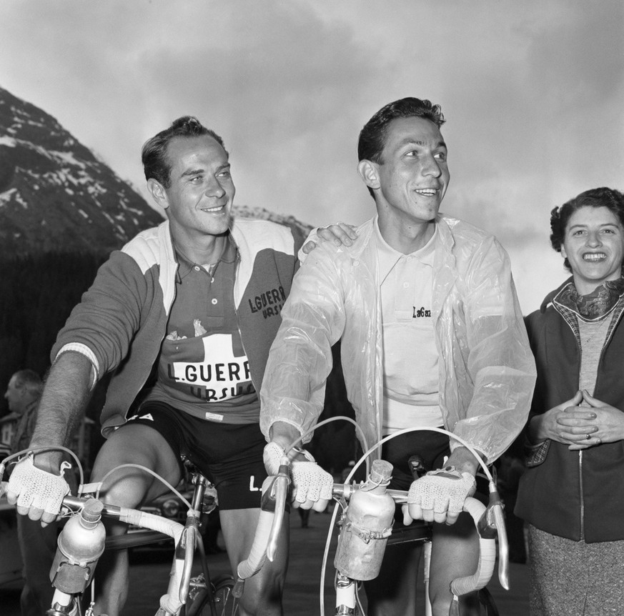 Hugo Koblet et Carlo Clerici posent à l&#039;arrivée à Saint-Moritz