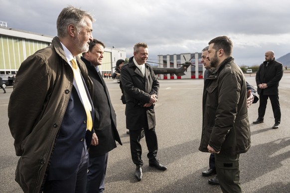 Volodymyr Zelenskyy, President of Ukraine, right, is welcomed by from left, Alec von Graffenried, Mayor of Bern, Philippe Mueller, President of the government of the canton of Bern, and Reto Nause, Na ...