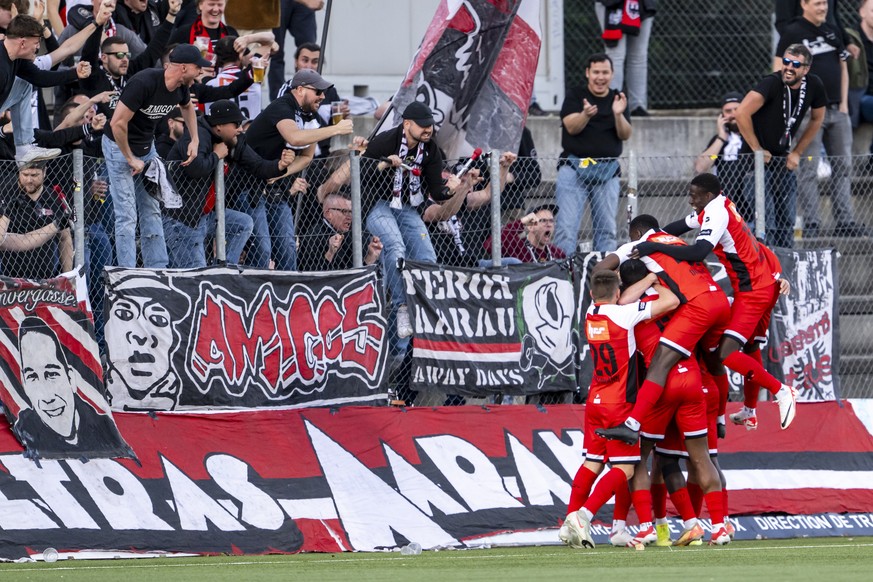 Joie des joueurs argoviens apres le but du 0:1 marque par Serge Mueller (FCA) lors de la rencontre de football de Challenge League entre Etoile Carouge et FC Aarau le vendredi 16 mai 2025 au stade de  ...