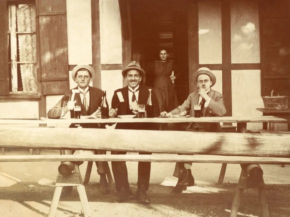 De l’album photo d’une famille biennoise: trois hommes buvant de la bière, vers 1900.