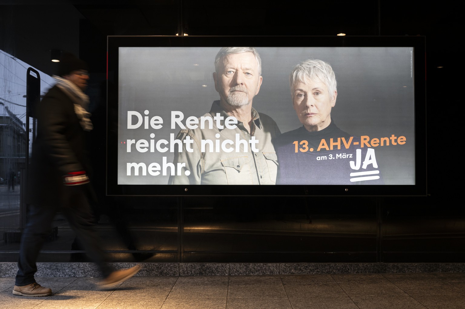Ein Plakat des Ja-Komitees zur Abstimmung der Initiative fuer die 13. AHV Rente, fotografiert im Bahnhof Bern, am Dienstag, 9. Januar 2024 in Bern. Heute praesentiert das Initiativkomitee zentrale Arg ...
