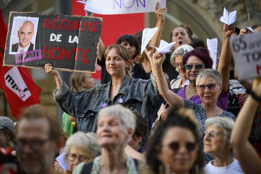 Des personnes brandissent des pancartes lors d&#039;une manifestation contre AVS 21 et contre l?augmentation de la TVA en marge d&#039;une conference d&#039;Alain Berset sur AVS21 ce lundi 5 septembre ...