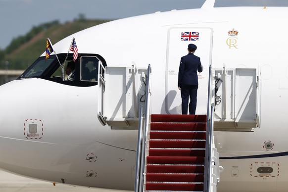 epa12917917 A US Military member checks the stairs before Britain's King Charles III and Queen Camilla exit their plane at Joint Base Andrews, Maryland, USA, 27 April 2026. King Charles III and Q ...