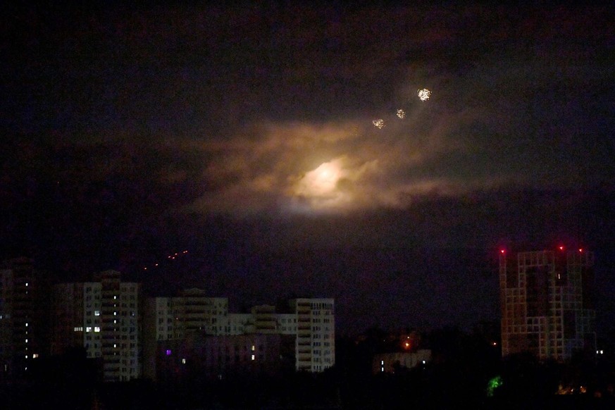 Des drones explosent alors qu&#039;ils sont détruits par la défense aérienne ukrainienne lors d&#039;une attaque nocturne massive sur la capitale ukrainienne, Kiev, le 30 septembre 2024, dans le cadre ...