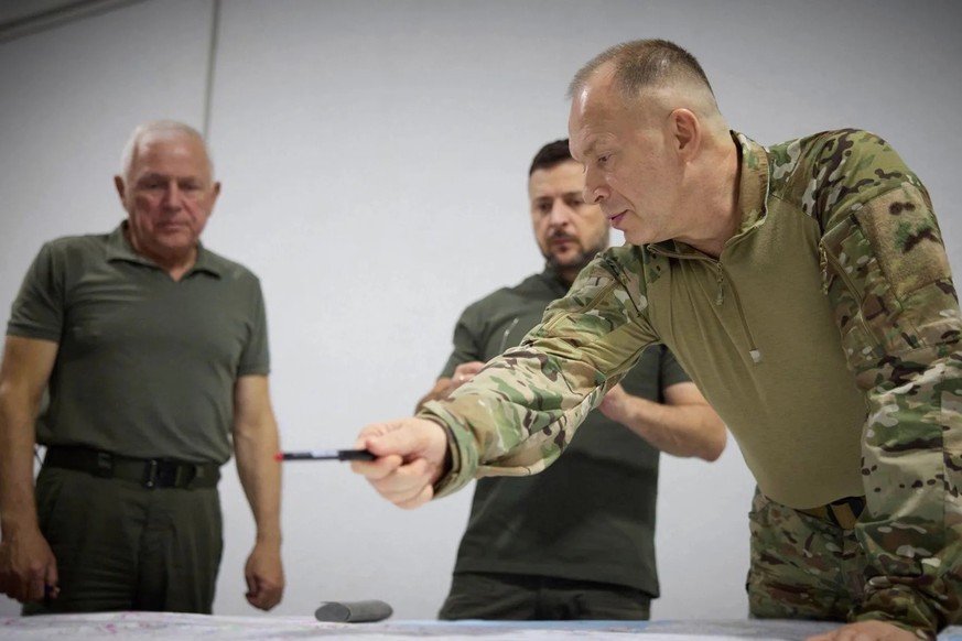 Le commandant de l'armée Oleksandr Syrskyj (à droite) explique la situation militaire au président Zelensky (au centre) (photo d'archive).