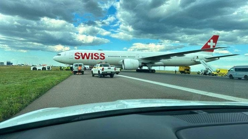 Après l'atterrissage, le pilote a dû effectuer un virage à 180 degrés sur la piste, car elle était fermée à ce moment-là.
