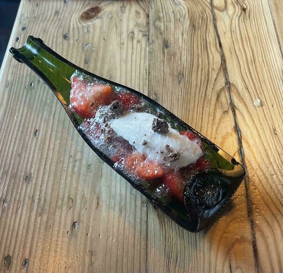 WE WANT PLATES
https://www.reddit.com/r/WeWantPlates/comments/1kavnsm/strange_way_to_eat_strawberries_and_cream/