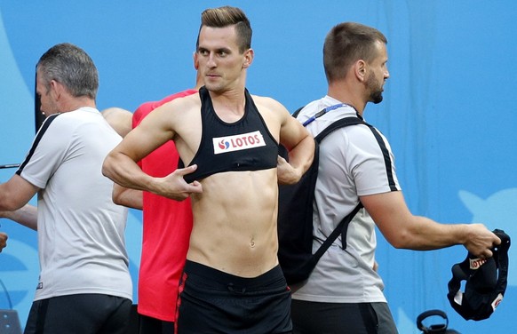 epa06834307 Poland&#039;s striker Arkadiusz Milik puts on a heart-rate monitoring vest during a trainingsession at the Kazan Arena stadium in Kazan, Russian Federation, 23 June 2018. Poland will face  ...
