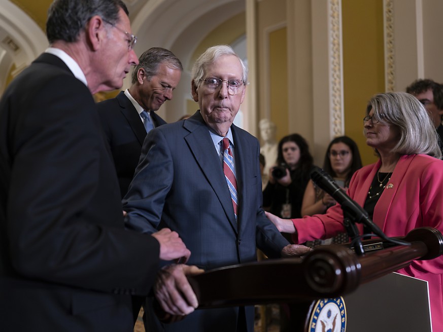 Mitch McConnell s&#039;est tu au milieu d&#039;une phrase, comme paralysé pendant une vingtaine de secondes, avant que son entourage ne l&#039;invite à s&#039;éclipser.