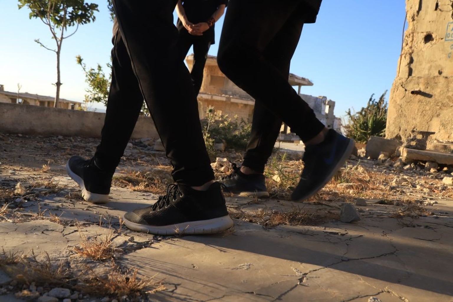 Des baskets et un survêtement, voilà qui suffit aux athlètes pour pratiquer le parkour.