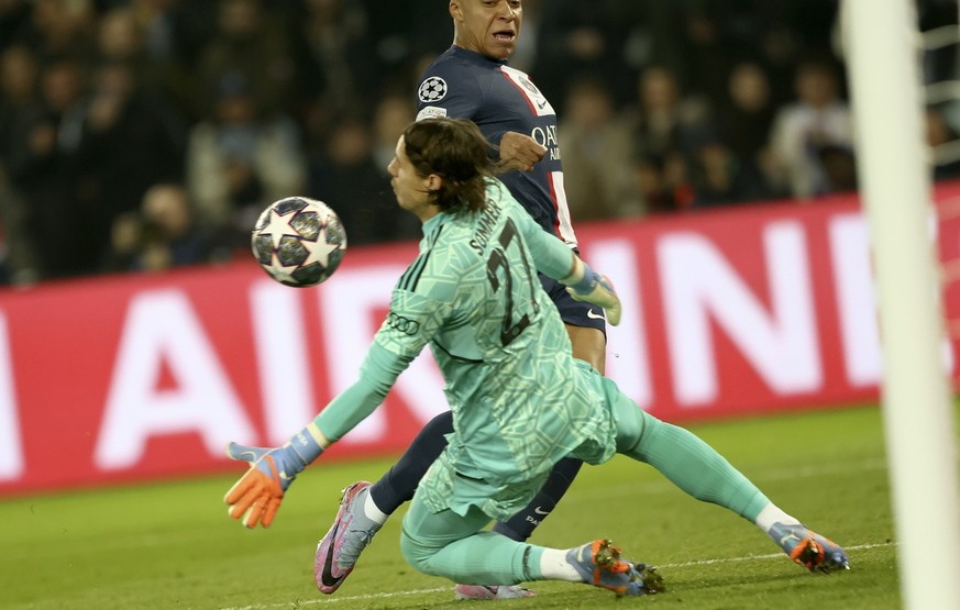 epa10467354 Kylian Mbappe (back) of PSG in action against goalkepeer Yann Sommer (front) of Bayern Munich during the UEFA Champions League Round of 16, 1st leg match between Paris Saint-Germain and Ba ...