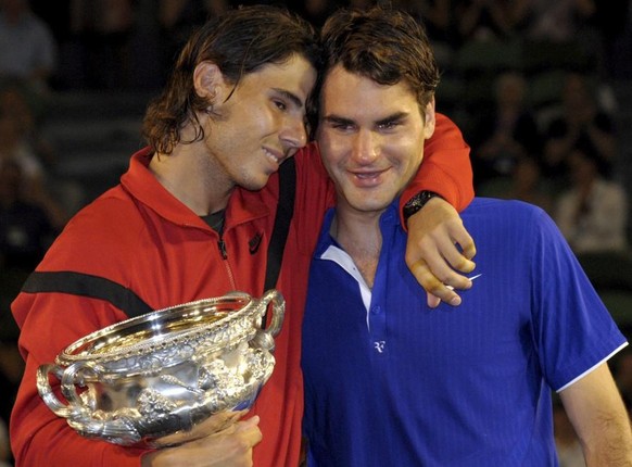 epa01621176 Rafael Nadal of Spain (left) hugs Roger Federer of Switzerland during the trophy presentation for the men&#039;s final match of the Australian Open tennis tournament in Melbourne, 01 Febru ...